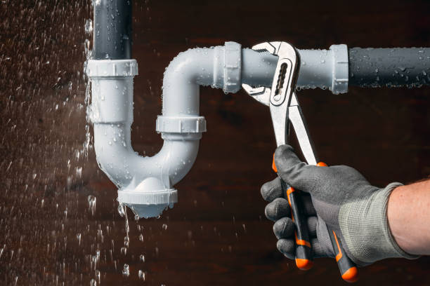 Professional Plumber technician working in Waelder, TX